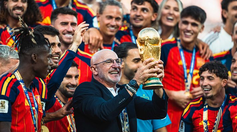 Lee más sobre el artículo Entrevista a Luis de la Fuente hablando de la importancia del valor de la bondad tras proclamarse campeón del mundo de Futbol